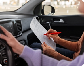 Pierwsza pomoc przy wypadku drogowym - co robić krok po kroku